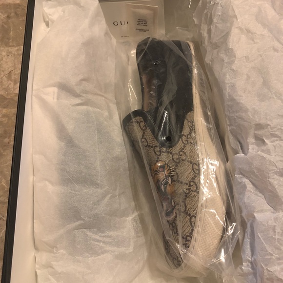 Gucci Supreme Tiger Slip-On Sneaker - Picture 8 of 8